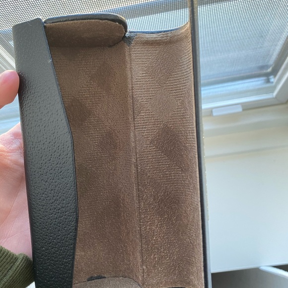 Burberry hard glasses case - Picture 2 of 3